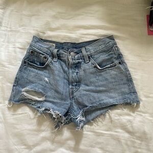 Levi jean shorts 24” very flattering